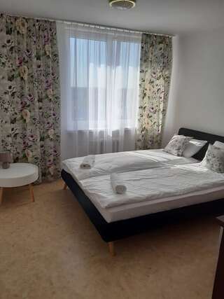 Отель Hotel Metalowiec Сталёва-Воля Номер с кроватью размера «queen-size» и общей ванной комнатой-2